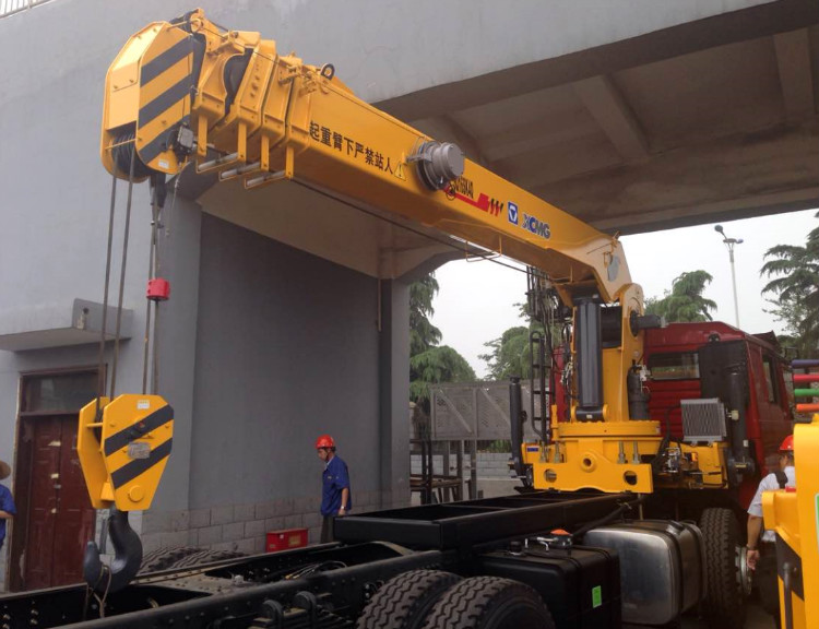 XCMG official 2.1 ton small telescopic boom lift truck with crane SQ2SK2Q for sale